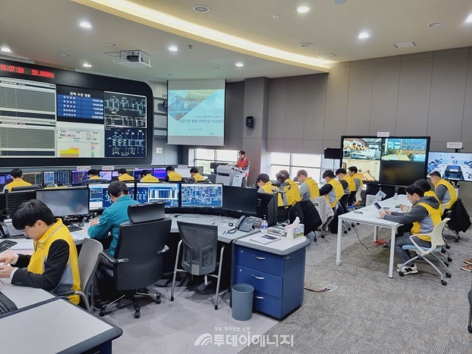 전력거래소 직원들이 유관기관합동 전력수급 비상훈련을 실시하고 있다./전력거래소 제공