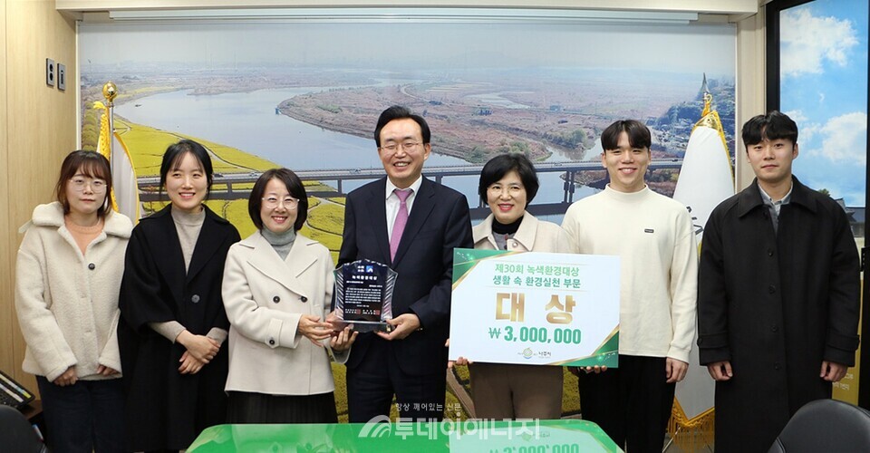 윤병태 나주시장이 녹색환경대상 환경 부문 대상 수상 기념촬영을 하고 있다. / 나주시 제공