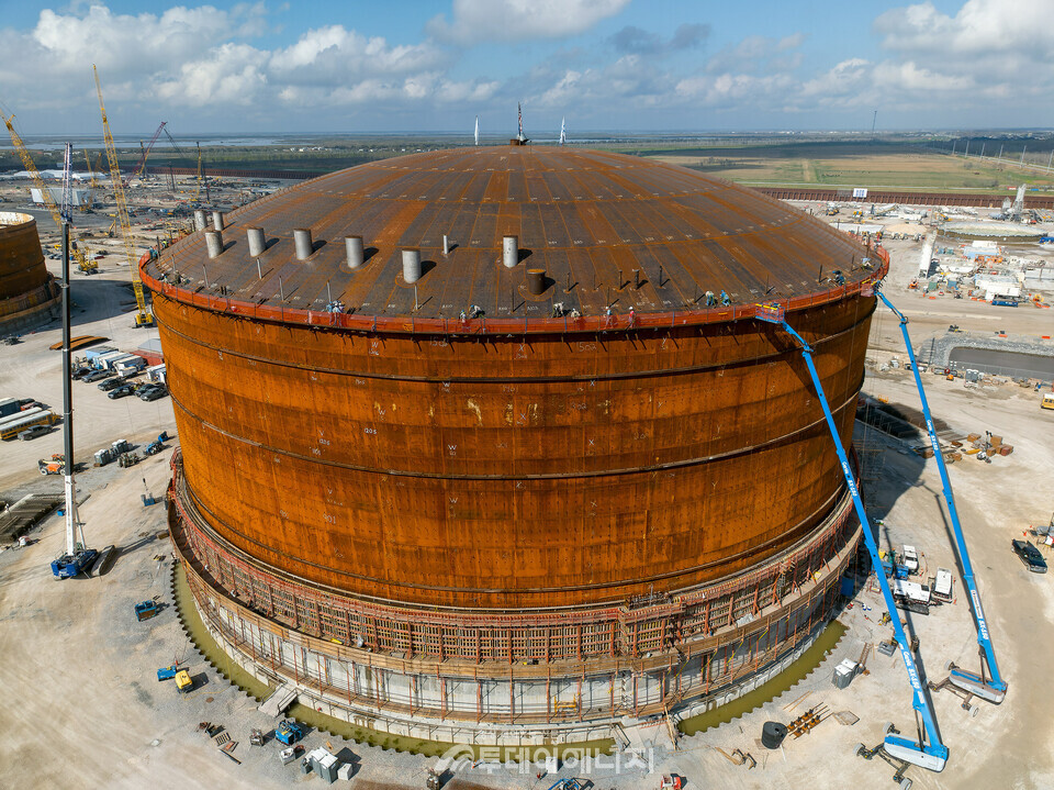 지난해 3월 벤처 글로벌 플라크마인즈 LNG의 첫 번째 LNG 저장 탱크에 성공적으로 지붕인양 작업이 완료된 모습./벤처글로벌 제공