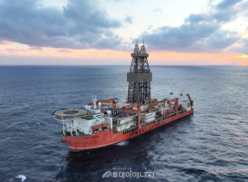 '웨스트 카펠라 호'가 시추 위치 현장에 도착 후 정박해 있다./한국석유공사 제공