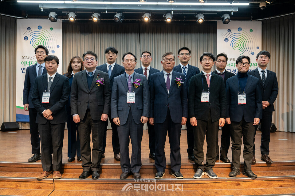 20일 오후 서울 중구 은행회관에서 열린 2024년도 에너지경제연구원 연구성과 발표회에서 참석자들이 기념촬영을 하고 있다(앞줄 왼쪽 두 번째부터 네 번째까지 최남호 산업통상자원부 2차관, 김현제 에너지경제연구원 원장, 신동천 경제인문사회연구회 이사장). / 에너지경제연구원 제공