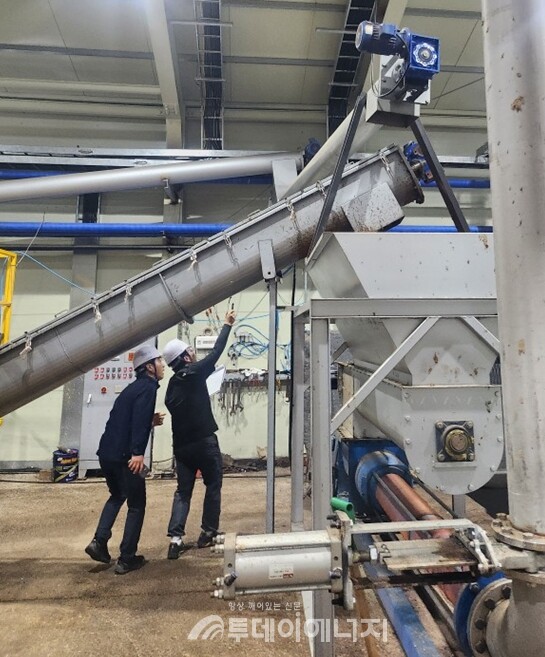 FITI시험연구원 직원이 음식물류폐기물처리시설 검사를 수행하고 있다./FITI 제공