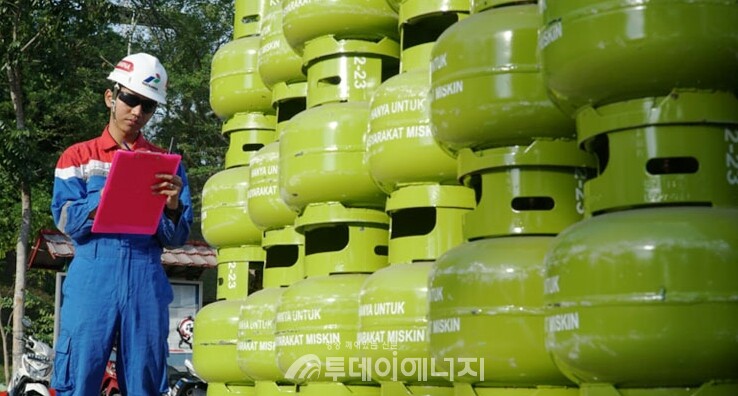 인도네시아 국영석유회사 페르타미나 직원이 LPG 용기 수량을 체크하고 있다./대한LPG협회 제공