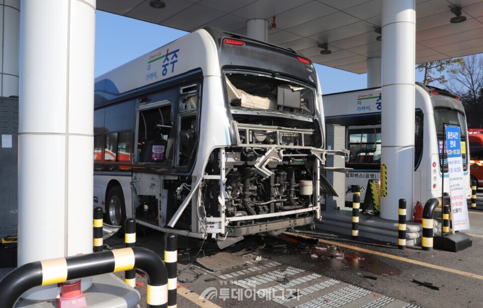 충북 충주시 목행동 수소충전소에서 충전 중이던 시내버스가 폭발한 현장 모습/충북소방본부 제공
