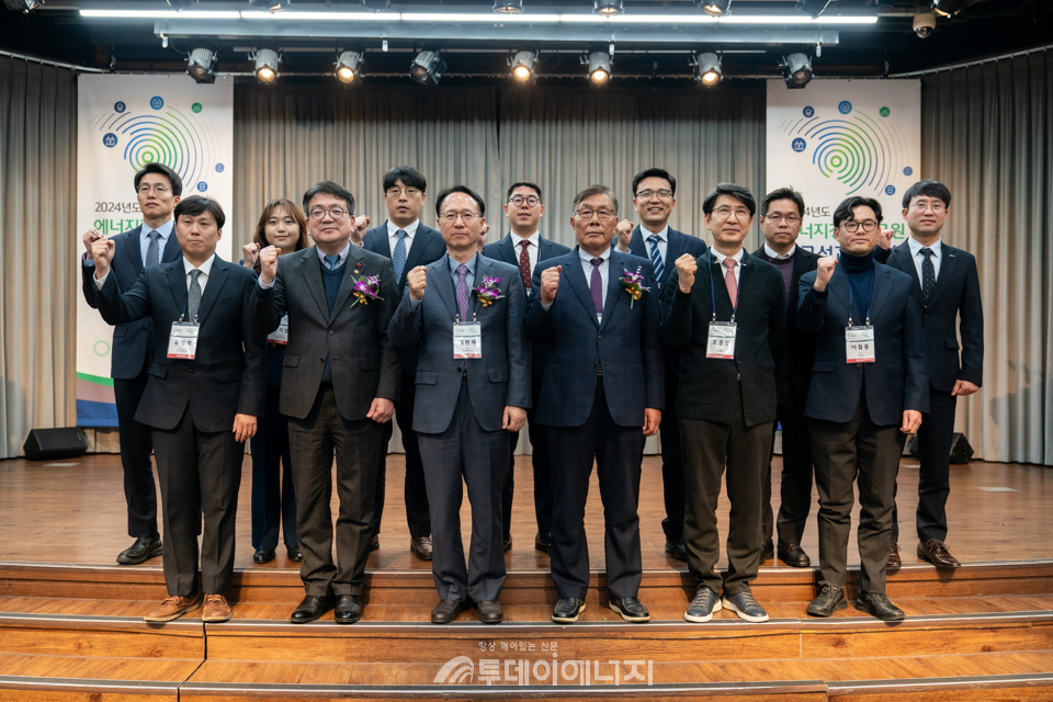 (앞줄 좌측부터) 윤범석 부연구위원, 최남호 차관, 김현제 원장, 신동천 이사장, 조용성 교수, 이철용 교수.(뒷줄 좌측부터) 김권 부장, 안지영 연구위원, 김종우 연구위원, 장연재 연구위원, 전우영 교수, 이상준 교수, 박성환 차장 /에너지경제연구원 제공