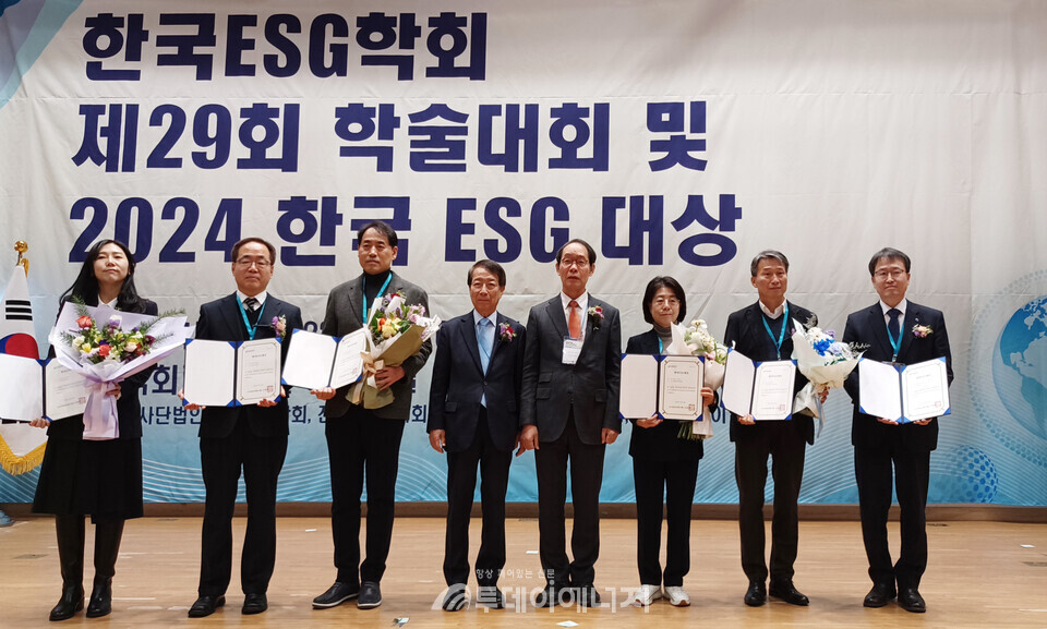 권영철 한국가스기술공사 ESG 경영처장(왼쪽 두 번째)이 ESG대상시상식에서 대상을 수상하고  기념촬영을 하고 있다./한국가스기술공사 제공
