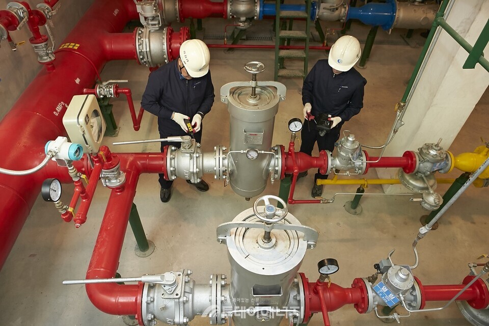 삼천리 직원이 현장에서 도시가스 안전관리 업무를 실행하고 있다./삼천리 제공