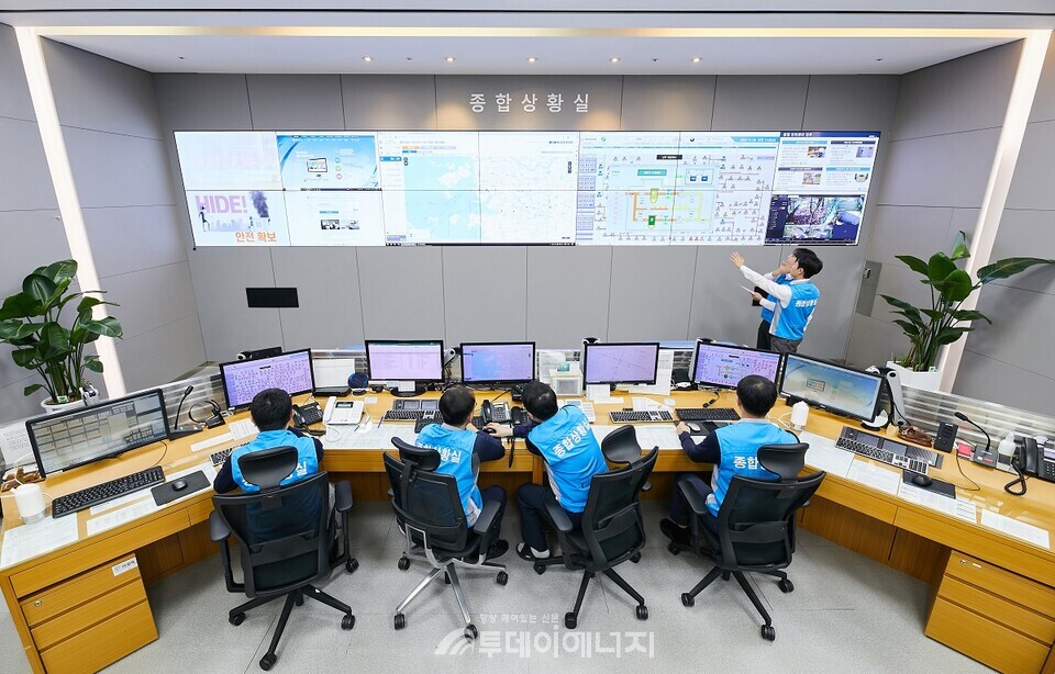 중앙집중화된 상황관리와 통합지휘통제시스템을 바탕으로 위기상황을 관리하는 삼천리 종합상황실./삼천리 제공