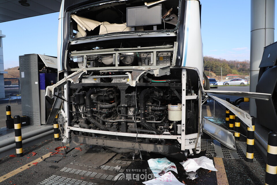 지난 23일 충주에서 발생한 수소전기버스 폭발 사고 차량/충북소방본부 제공