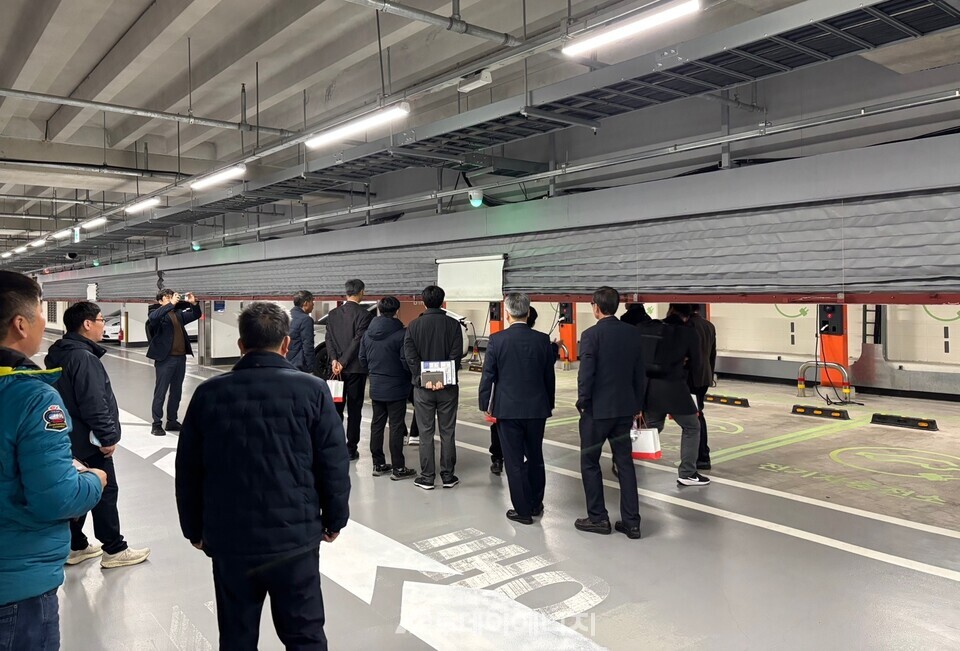 경기도 안전관리 민관협력위원회가  롯데프리미엄아울렛 타임빌라스를 둘러보고 있다. /경기도 제공