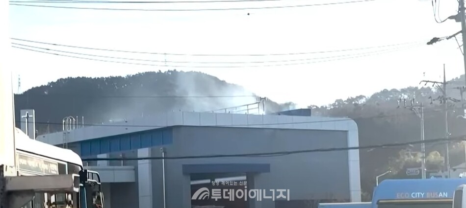 부산 회동동 수소충전소에서 발생한 화재로 인해 연기가 번지고 있다./출처 부산 경찰청