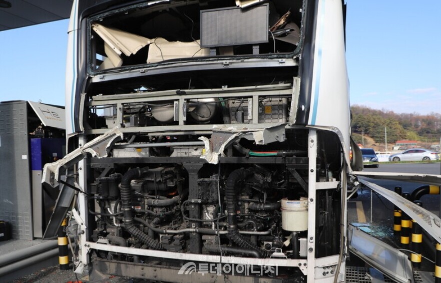충주 수소충전소에서 충전을 마친 수소버스가 폭발해 차량 후면이 파손돼 있다./충북소방본부 제공