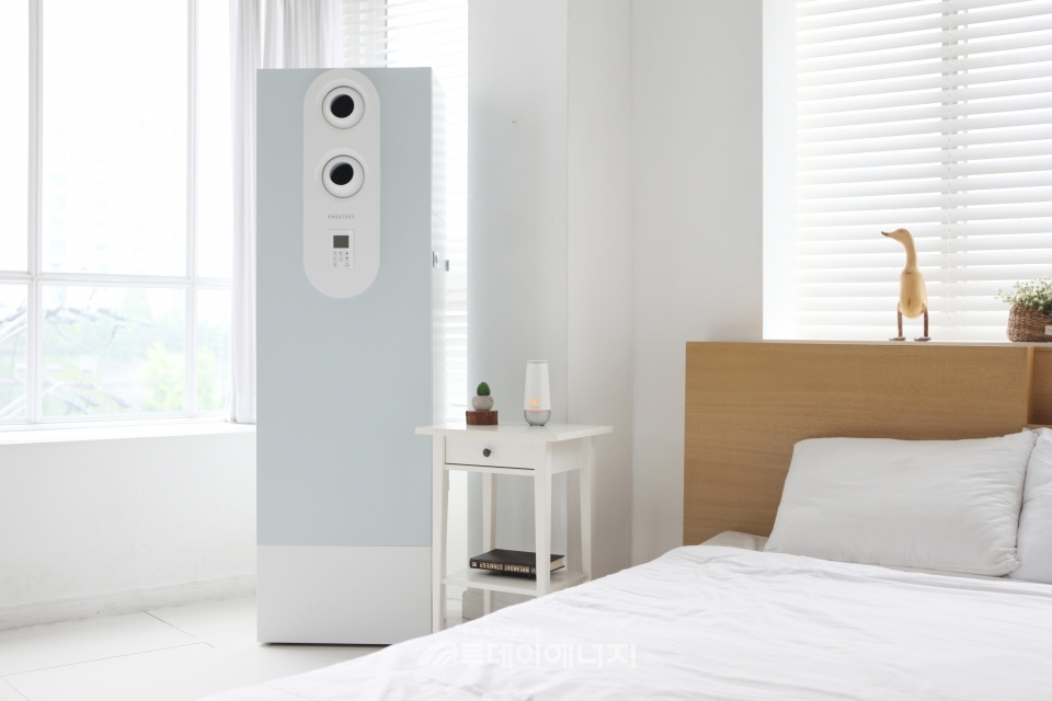 IoT 실내공기질 측정기와 연동된 AI 환기청정기(좌)는 실내 공기질 문제를 실시간으로 파악해 해결한다.