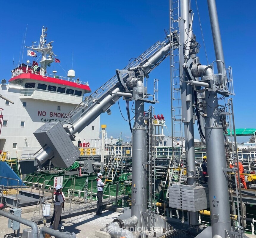 GS칼텍스가 수출한 CORSIA SAF가 일본 치바항 부두에서 나리타 공항 항공유 탱크로 옮겨지고 있다./GS칼텍스 제공