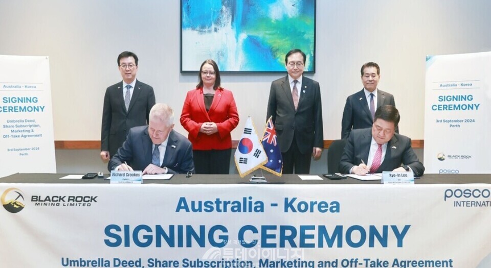 포스코인터내셔널과 BRM 간 ‘탄자니아 흑연광산 투자 계약식’에서 이계인 포스코인터내셔널 대표이사(오른쪽)와 리차드 크룩스 블랙록마이닝 비상임회장(왼쪽)이 계약서에 서명하고 있다./산업통상자원부 제공