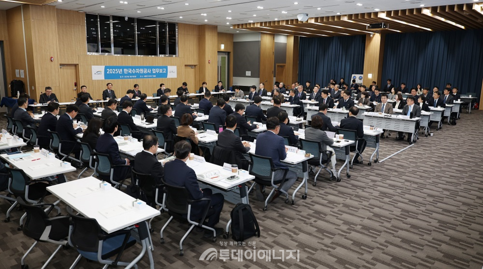 수자원공사는 1월 3일 대전 본사에서 임원진을 포함한 부서장들이 참석한 가운데, 2025년 신년 업무보고를 개최하고 ‘글로벌 Top 2 물기업 도약’ 도전에 새로운 시작을 알렸다. /한국수자원공사 제공