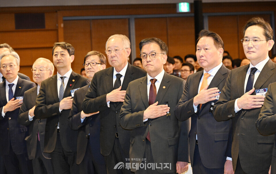 2025년 경제계 신년인사회: 최상목 대통령 권한대행과 최태원 대한상의 회장이 참석자들과 국민의례를 하고 있다.(앞줄 오른쪽부터 최진식 중경련 회장, 손경식 경총 회장, 안덕근 산업부 장관, 윤진식 무역협회 회장, 류진 한경협 회장, 최상목 대통령 권한대행, 최태원 대한상의 회장, 이재용 삼성 회장)/기획제정부 제공