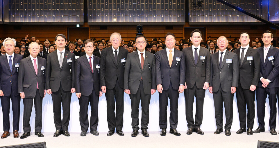 2025년 경제계 신년인사회에서 최상목 대통령 권한대행과 최태원 대한상의 회장이 참석자들과 기념촬영을 하고 있다. (앞줄 왼쪽부터) 최진식 중경련 회장, 손경식 경총 회장, 안덕근 산업부 장관, 윤진식 무역협회 회장, 류진 한경협 회장, 최상목 대통령 권한대행, 최태원 대한상의 회장, 이재용 삼성 회장, 정의선 현대차 회장, 구광모 LG 회장, 김동관 한화 부회장./기획재정부 제공