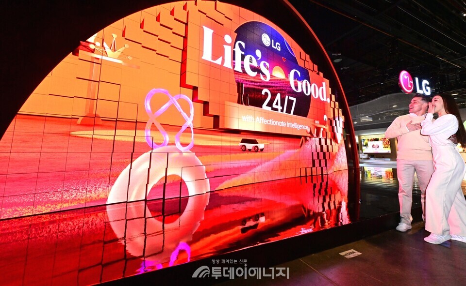 LG전자가 미국 라스베이거스에서 현지시간 7일 개막하는 CES 2025에 참가한다. 전시관 입구에서는 LED 사이니지 700여 장을 이어 붙인 가로 10.4m, 세로 5.2m 규모의 초대형 키네틱(Kinetic, 실제 움직이는 형태의 작품) LED 조형물이 LG전자의 공감지능으로 변화하는 고객의 일상을 다채롭게 보여준다./LG전자 제공