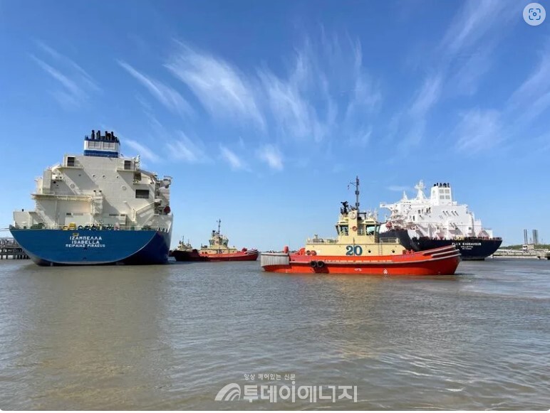 LNG선이 루이지애나 주 카메론 교구의 Cheniere Sabine Pass LNG 수출 기지에서 예인선으로 안내되고 있다./가스연맹 제공