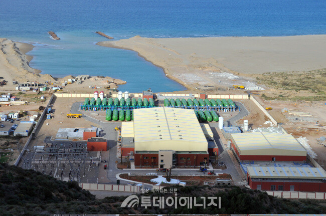 GS이니마가 지난 2011년 상업운전을 개시해 일일 20만t 규모의 담수를 생산, 판매하고 있는 알제리 모스타가넴(Mostaganem) 해수 담수화 플랜트 전경/GS건설 제공