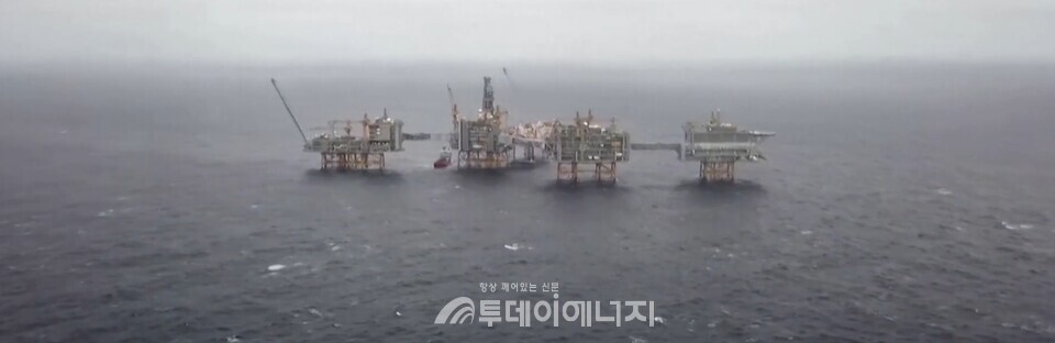미국 연안 해역에서 석유와 가스 시추 작업이 진행되고 있다./출처 VOA