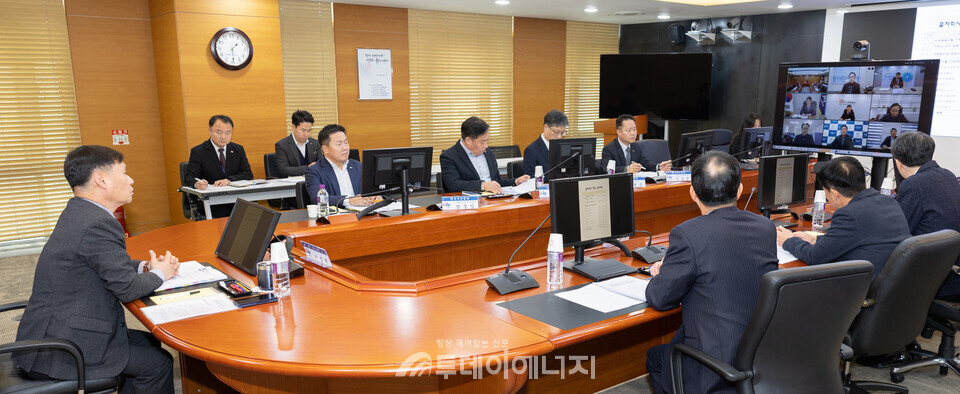 서부발전은 13일 충남 태안 본사에서 ‘2025년 제1차 혁신 공유대회’를 개최했다. 사진은 이정복 서부발전 사장(왼쪽 첫 번째)과 경영진이 화상회의를 진행하는 모습/한국서부발전 제공