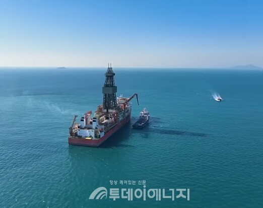 웨스트카펠라 호가 동해 가스전 시추 해역에 정박해 있다./한국석유공사 제공