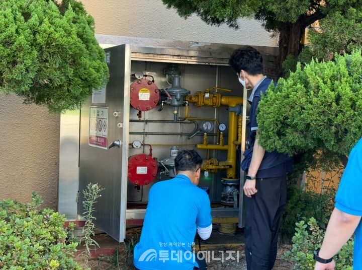 지난해 9월 추석을 앞두고 도시가스 공급사 직원이 도시가스 시설물(정압기)을 점검하고 있다./인천경제자유구역청 제공