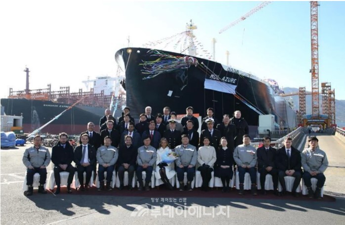 ‘MOL Azure’호 명명식에 참석한 관계자들이 기념 촬영을 했다./MOL 제공