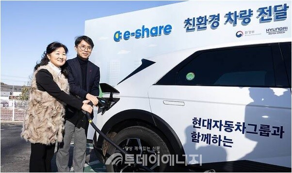 행복드림사회적협동조합 전기차 전달 및 충전시설 개소식에 참석한 김완섭 환경부장관과 시설 관계자가 기념촬영을 하고 있다. / 환경부 제공