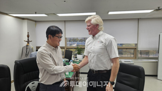 권용일 KGM 기술연구소장과 토드 앤더슨 피니아 연구개발부문 총괄부사장/KGM 제공