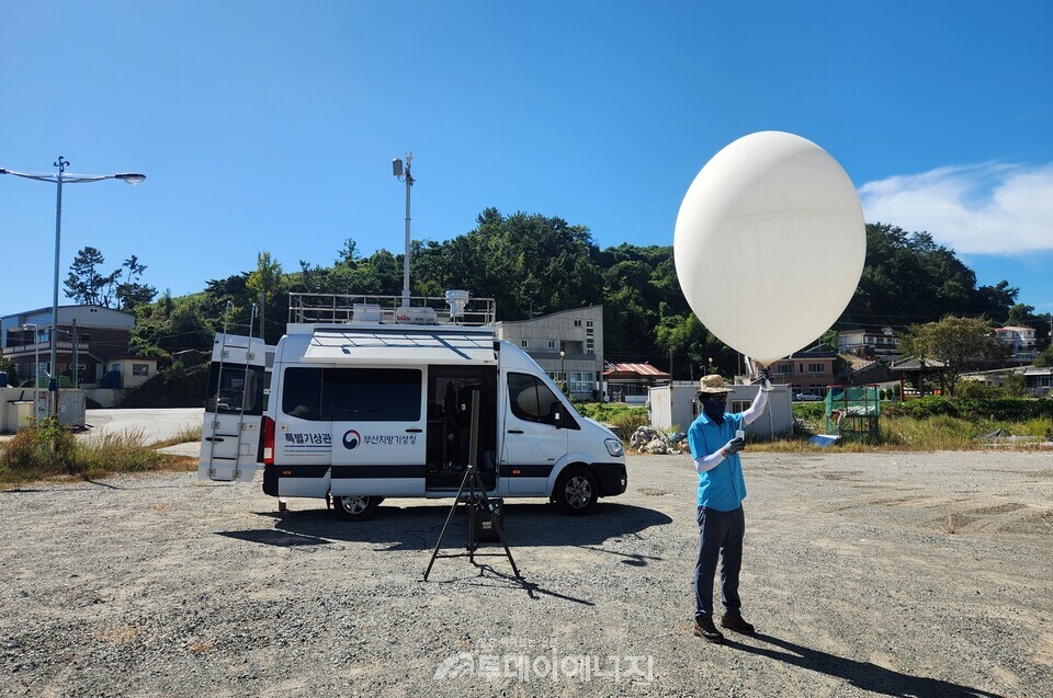 첨단감시장비 및 기상관측차량. / 환경부 제공