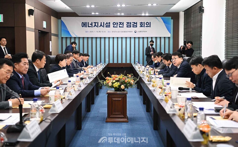 최남호 산업통상자원부 2차관은 16일 대전 중구 가스공사 대전충청지역본부 회의실에서 한전, 한수원, 석유공사, 가스공사 등 에너지 관련 유관기관 관계자 등이 참석한 가운데 열린 ‘에너지시설 안전관리 상황점검 회의’에 참석해 인사말을 한 후 기관별 안전관리·점검 현황과 향후 계획 등을 논의했다./산업통상자원부 제공