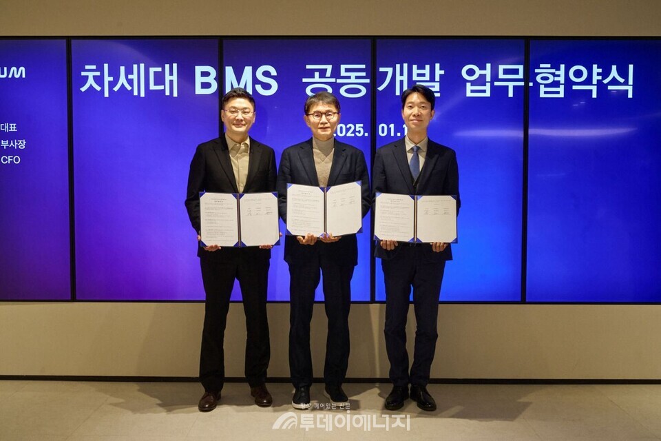 (사진 왼쪽부터) 김부기 스탠다드에너지 대표, 전성호 솔루엠 대표, 조준휘 머카바파트너스 대표가 업무 협약 후 기념촬영을 하고 있다./스탠다드에너지 제공