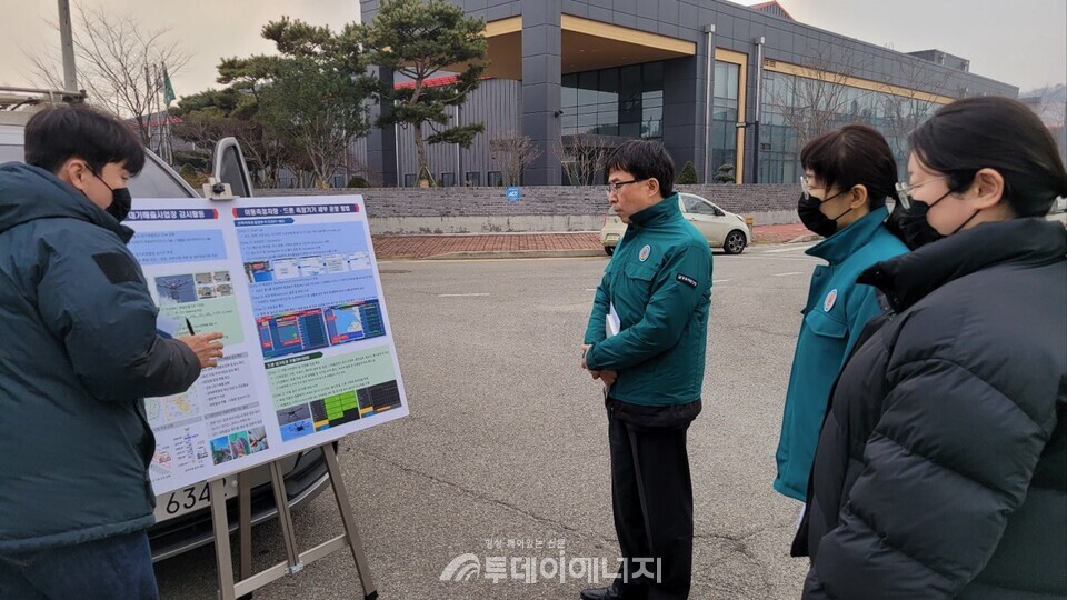 금강유역환경청 정명규 청장 직무대리는 20일 오후 충남지역 미세먼지 예비저감조치 시행에 따라 예당산단을 방문, 드론 등 첨단감시장비를 활용한 대기오염도 조사 현황을 점검했다. / 금강유역환경청 제공