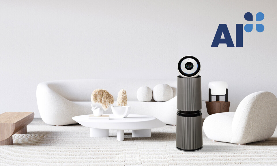 LG전자가 공감지능(AI)으로 실내 공기질까지 관리하는 공기청정기를 선보인다. 사진은 국내에서 공기질 센서로는 처음 ‘AI+ 인증’을 획득한 ‘LG 퓨리케어 오브제컬렉션 AI+ 360˚ 공기청정기’./LG전자 제공