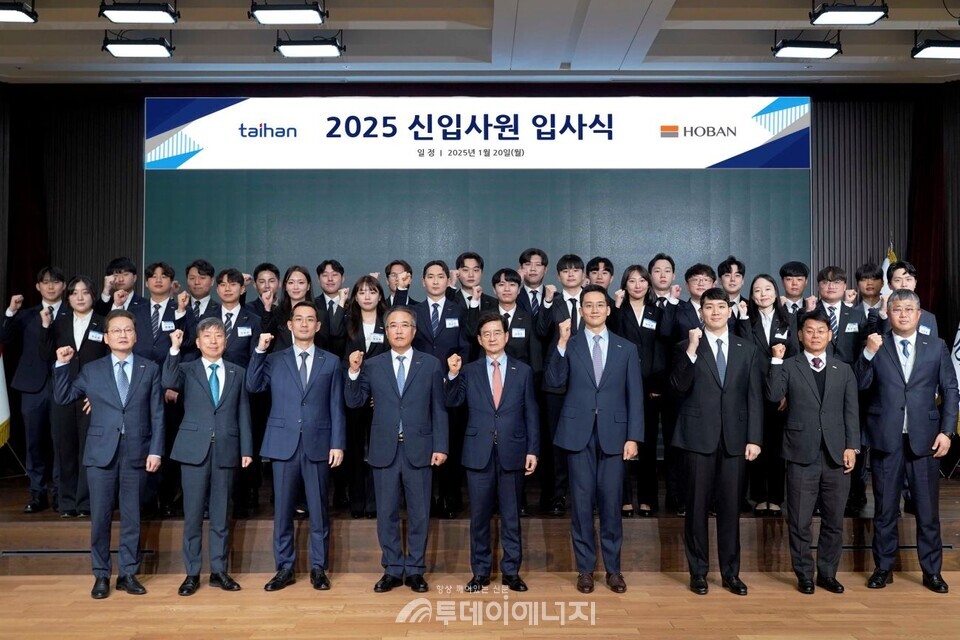 송종민 대한전선 부회장(앞줄 왼쪽에서 네번째)을 비롯한 임직원들과 신입사원들이 기념촬영를 하고 있다. /대한전선 제공