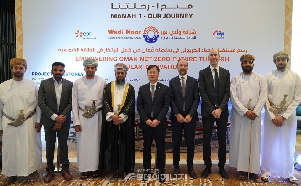 이정복 서부발전 사장(가운데)과 야야 알 라와히(Yahya Al Rawahi) 와디 누르 솔라(오만 특수목적법인) 대표(왼쪽 네 번째), 올리비에 보데스(Olivier Bordes) 이디에프알 중동지사장(오른쪽 네 번째), 세드릭 르 부세(Cedric le Bousse) 이디에프그룹 해외사업 부사장(오른쪽 세 번째) 등이 준공식에서 기념촬영하는 모습/한국서부발전 제공