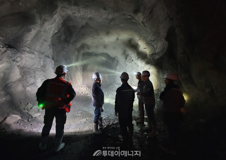 포스코와 포스코 인터내셔널 관계자들이 광산에서 채굴 프로세스를 살펴보고 있다./출처 포스코