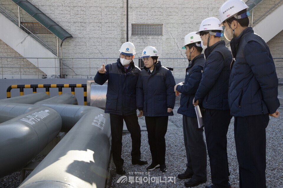 최연혜 한국가스공사 사장은 설 연휴를 앞둔 24일 서울지역본부 군자관리소 안전 점검에 나섰다. 왼쪽 두번째 최연혜 사장./한국가스공사 제공