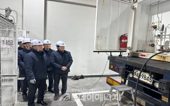 진수남 사장직무대행(앞쪽)이 충주 수소충전소 현장을 점검하고 있다./한국가스기술공사 제공