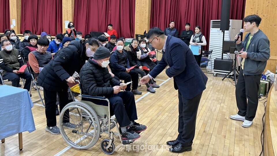 김상준 가스안전공사 경남서부지사장(오른쪽에서 두번째)이 장애인 대표에게 후원금을 전달하고 있다./한국가스안전공사 경남서부지사 제공