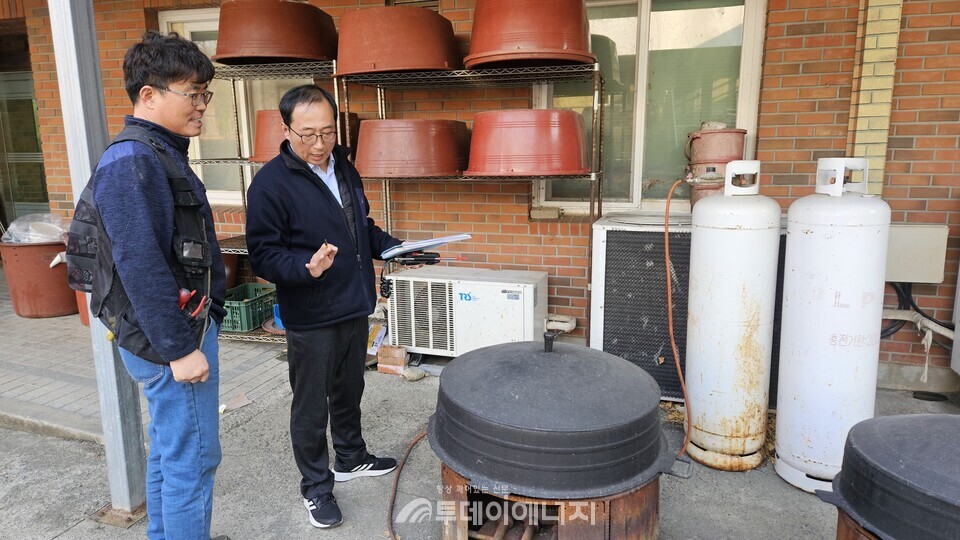 전종익 가스안전공사 경남서부지사 검사1부장(오른쪽)이 장애인 복지시설 종사자를 대상으로 시설안전 현장교육을 실시하고 있다./한국가스안전공사 경남서부지사 제공