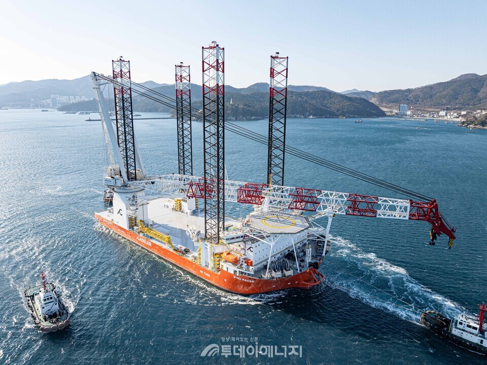 한화오션이 건조한 대형 해상풍력발전기 설치선(WTIV) 시운전 모습/한화오션 제공