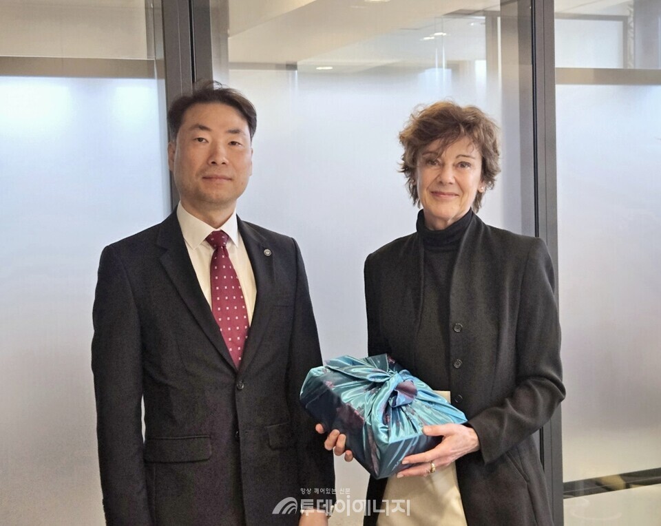 지난달 24일 프랑스 파리 OECD 사무국에서 열린 간담회 자리에서 차광명 환경공단 경영기획이사(왼쪽)가 틴달 경제협력개발기구 환경국장에게 기념품을 전달하고 있다. / 한국환경공단 제공