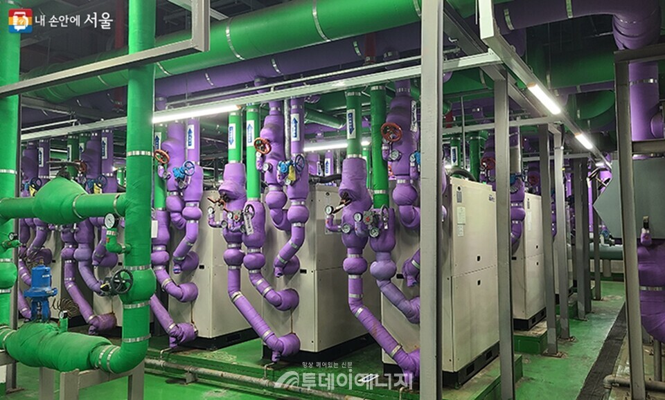서울시는 연면적 3만m² 이상의 비주거 신축건물을 대상으로 ‘재생열 공사비 지원사업’을 추진한다고 밝혔다. 사진은 서울 송파구 가락시장 지열시스템 기계실 모습. / 서울시 제공