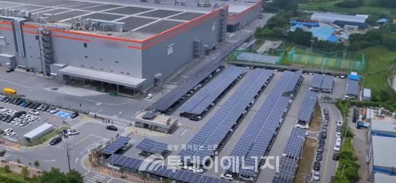 한화큐셀 태양광 제품 생산 공장/한화솔루션 큐셀부문 제공