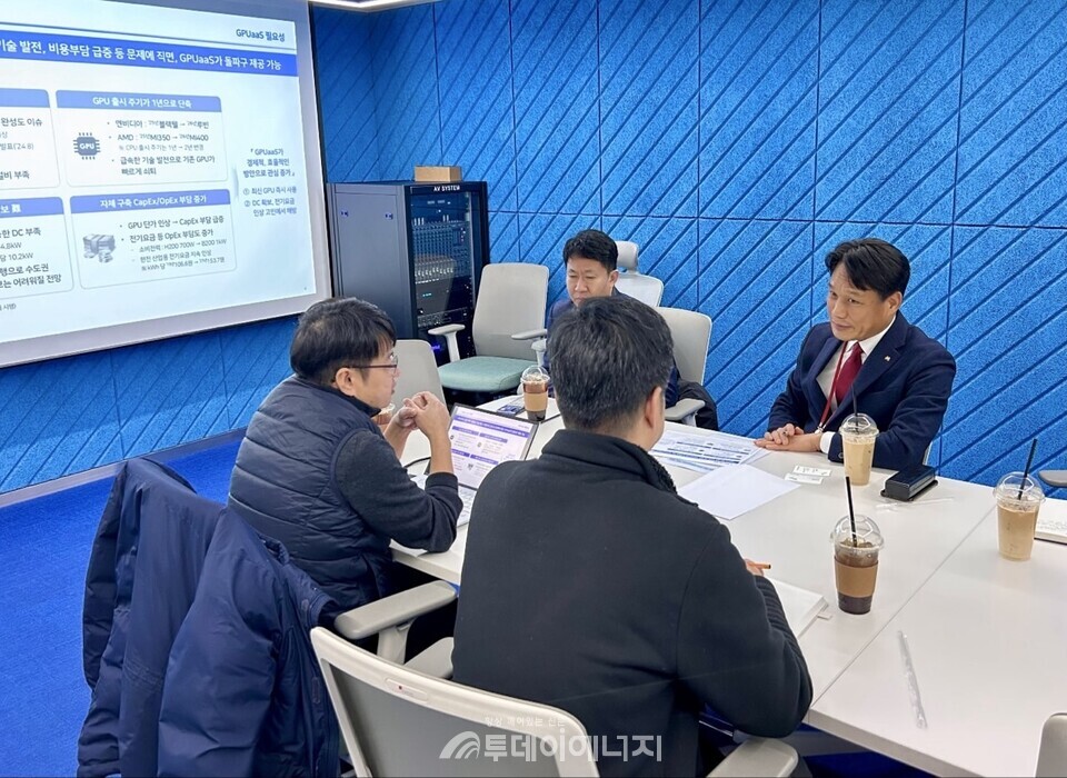 이상훈 한국산업단지공단 이사장(사진 오른쪽)이 6일 가산 AI데이터센터를 방문했다. / 한국산업단지공단 제공