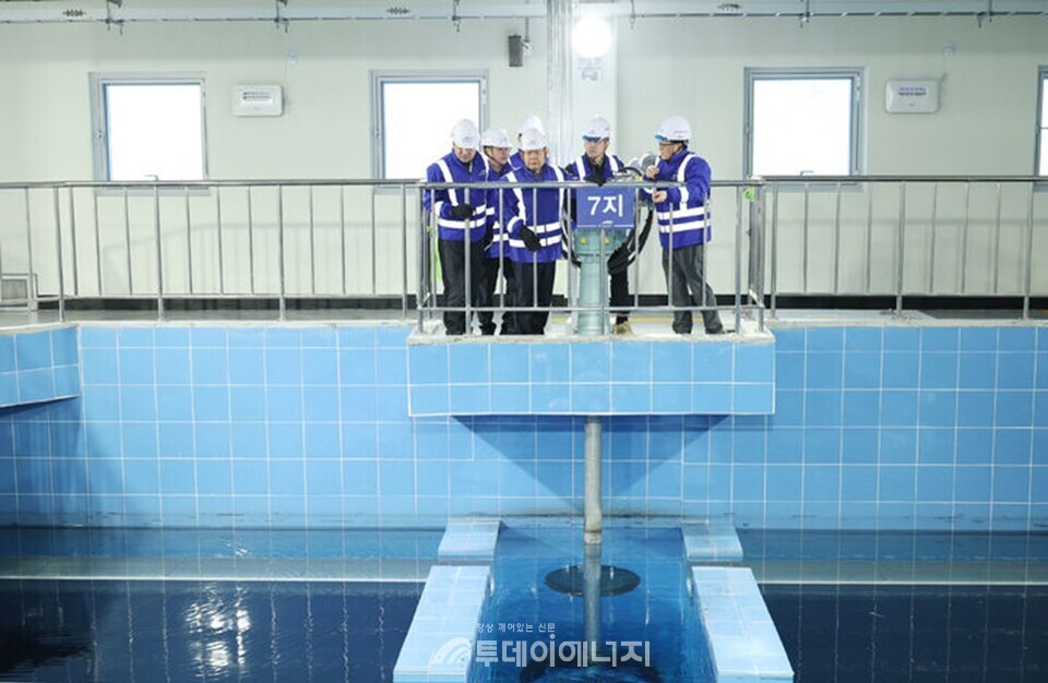 윤석대 한국수자원공사 사장이 6일 충남 천안정수장을 찾아 한파에 대비한 수돗물 안전 공급을 점검하고 있다. / 한국수자원공사 제공